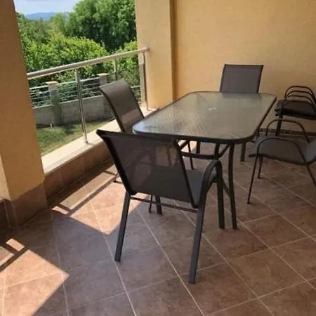 The White Flat * Бяла